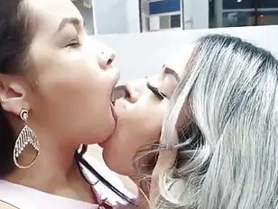 Nude Latina Girls Kissing - Latina HUGE Tongue Deep Kissing and Sucking 2 - Sunporno