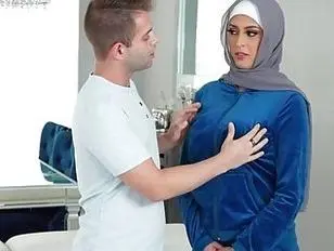 308px x 232px - Curvy Muslim in her Hijab get seduced by a neighbour - Sunporno