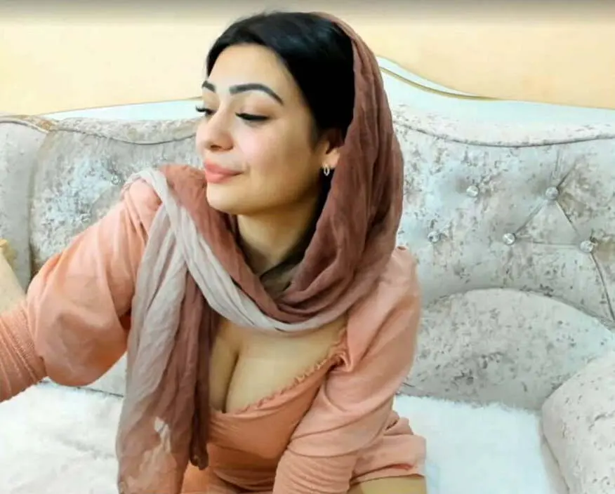 Busty Arab Girl Shows Her Hairy Pussy - Sunporno