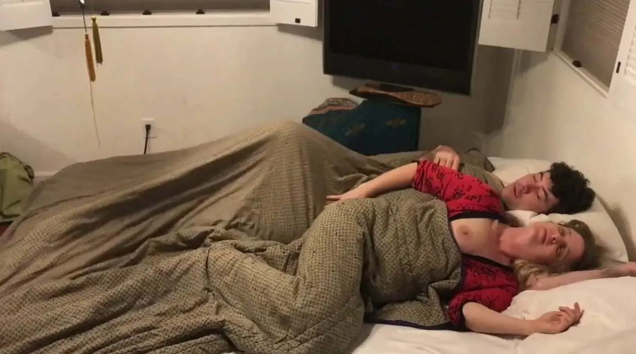Sexy Stepmom shares bed with stepson - Sunporno