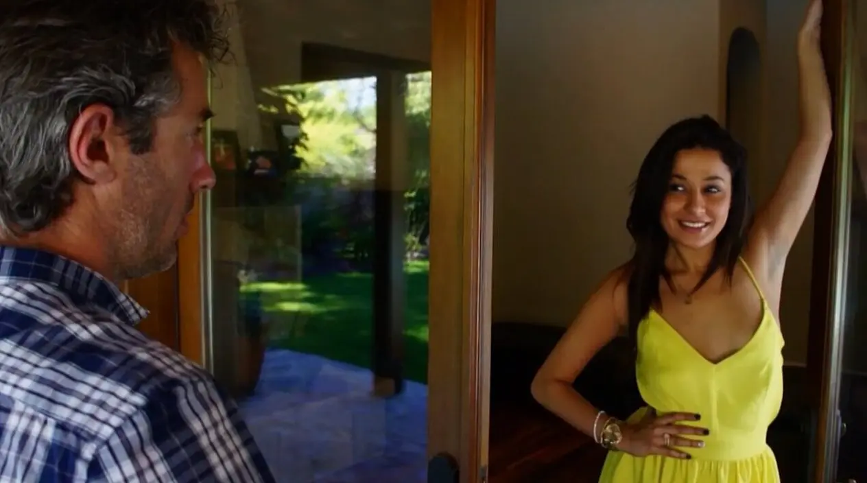 Bored housewife Gigi Larios just waited for a man at her door